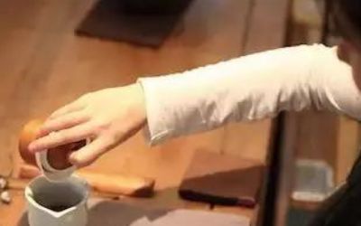 三才蓋碗的正確拿法，三才蓋碗抓碗法圖解