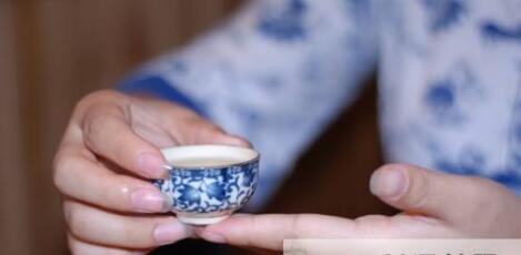 女士喝茶的手勢(shì)，女人正確喝茶手勢(shì)姿勢(shì)圖