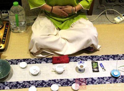 女士喝茶的手勢(shì)，女人正確喝茶手勢(shì)姿勢(shì)圖