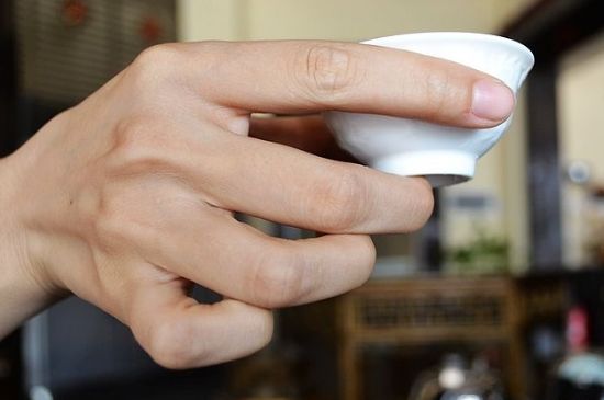 女士喝茶的手勢(shì)，女人正確喝茶手勢(shì)姿勢(shì)圖