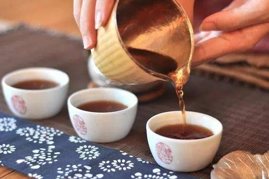 喝茶茶桌上的禮儀有哪些，泡茶待客十大禮儀不可不做！