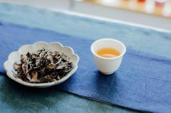 福鼎白茶能長(zhǎng)時(shí)間悶泡嗎，老白茶可以悶著喝嗎？