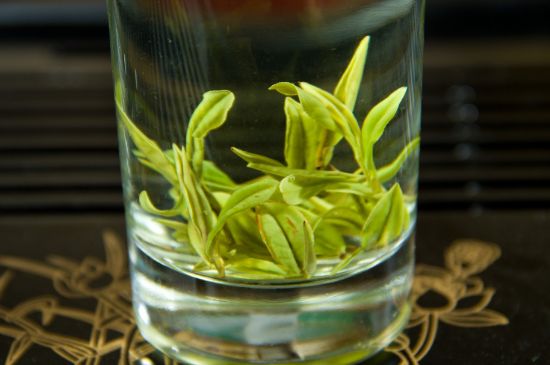 安吉白茶冷藏好還是冷凍好？這個需要根據(jù)存放時間來選擇