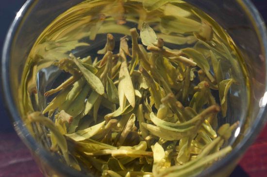 安吉白茶冷藏好還是冷凍好？這個需要根據(jù)存放時間來選擇