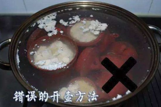 開壺放豆腐是錯(cuò)誤的，新買的紫砂壺正確開壺建議