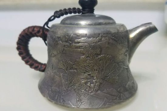 銀壺燒水后水里有黑色的東西，為什么銀壺里有黑點