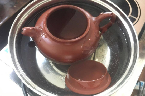 紫砂開(kāi)壺和不開(kāi)壺的區(qū)別，紫砂壺開(kāi)壺的正確方法及開(kāi)壺建議