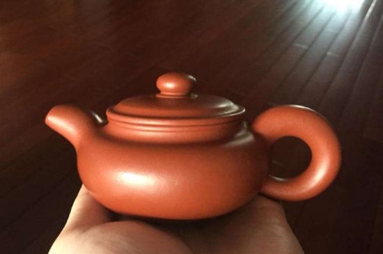 朱泥<a href=http://www.jiaodonghuabobo.com/chaju/zisha/ target=_blank class=infotextkey>紫砂壺如何開壺</a>，朱泥壺日常泡茶養(yǎng)護(hù)