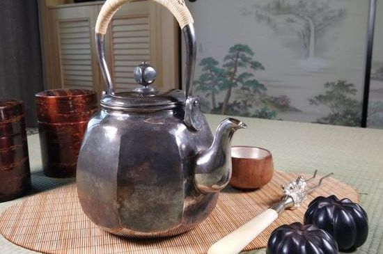 銀壺燒水后水里有黑色的東西，為什么銀壺里有黑點