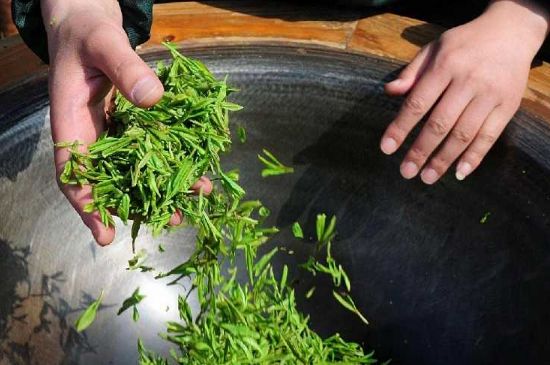 龍井茶炒茶葉怎么炒出好茶色，茶葉怎樣做出來(lái)最綠？