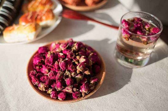 玫瑰花茶的功效與作用，堅(jiān)持喝一個月玫瑰花茶會怎樣？