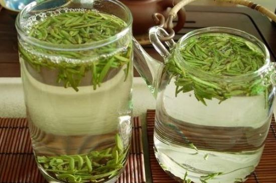 竹葉青和雀舌哪個(gè)貴，竹葉<a href=http://www.jiaodonghuabobo.com/fenlei/wulongcha/ target=_blank class=infotextkey>青茶</a>貴嗎？