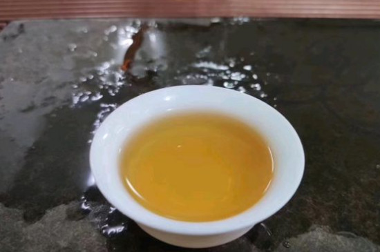 新舊白茶怎么區(qū)分，怎么分辨白茶是新還是舊