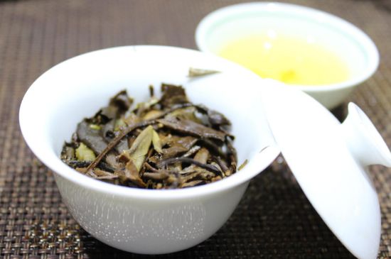 怎么撬老白茶茶餅不容易碎，福鼎白茶如何撬茶方法