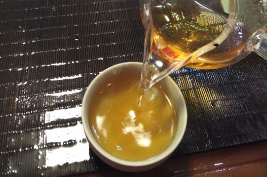 女人喝金駿眉的好處和壞處，女性喝金駿眉可減肥養(yǎng)顏