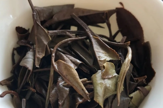 老白茶上火還是去火？夏季喝煮的老白茶會(huì)容易上火！